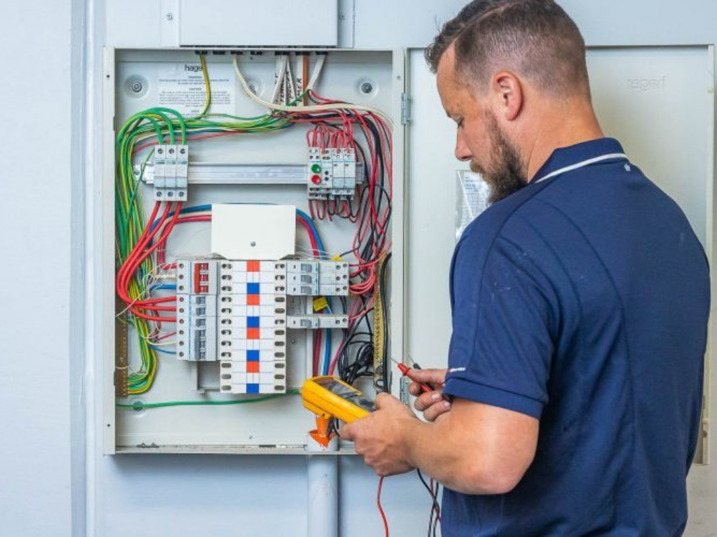 Elektrische Verteilung mit Sicherungen und Messgerät bei der Überprüfung